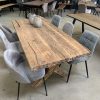 Plankbord i återvunnet trä med stolar