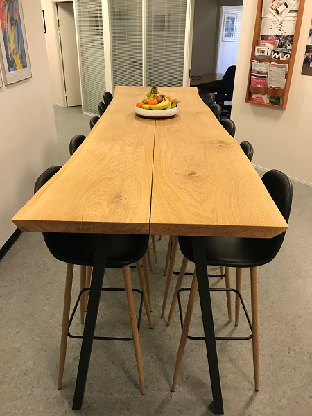 Högt bord för matplats i regeringsställning