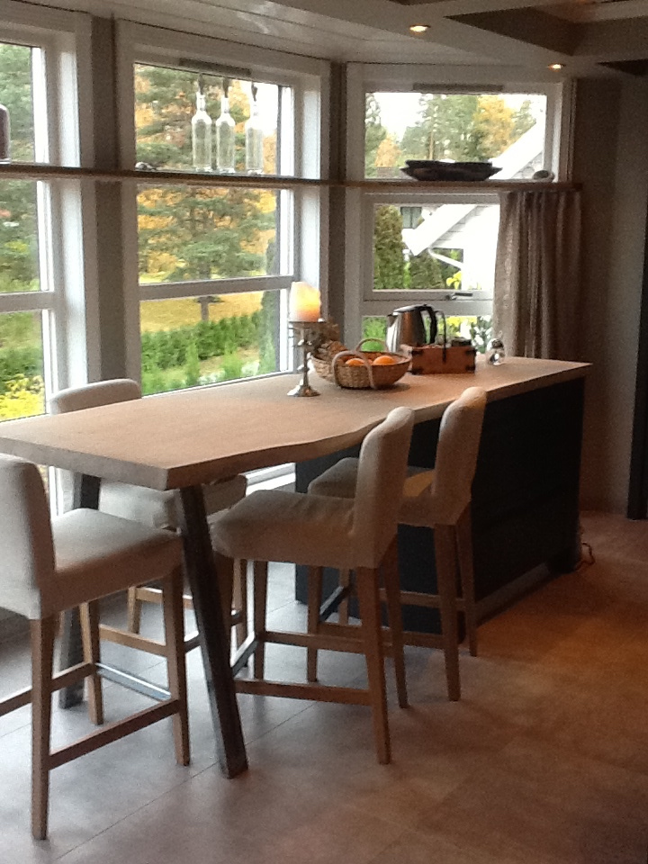 Köksbord / högt bord i ek med naturliga kanter och vit olja