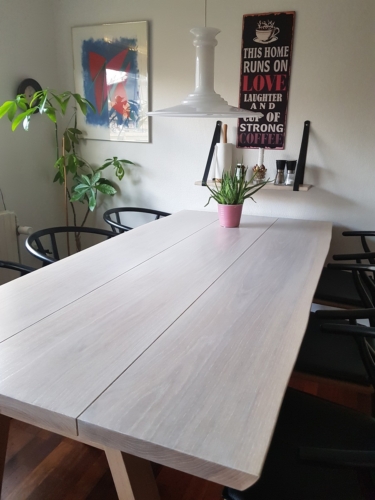 Plankbord i ek 3 plankor, vit olja, naturliga kanter, 100x200 cm med 2 förlängningsblad och sluttande ben i ek