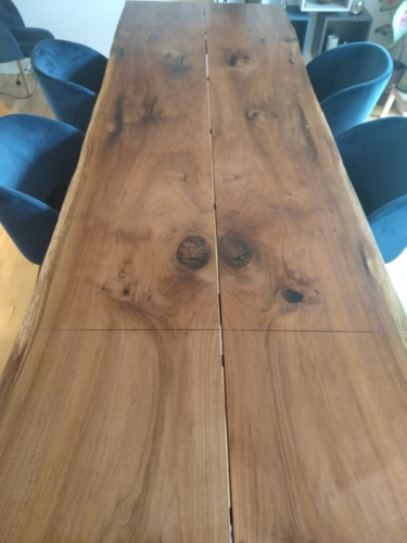 Plankbord i europeisk valnöt med 1 extra illägsskivor och naturliga kanter