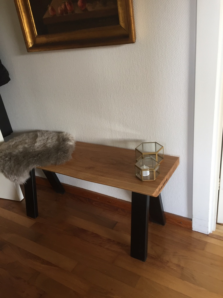 Ekbänk med naturlig olja och snedställda ben