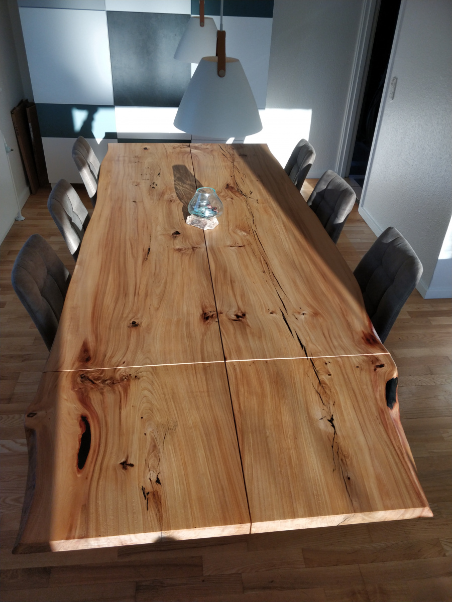 Plankebord i elm med natur olie, udført i 2 planker med naturkanter og 1 tillægsplade. 110 x 210 cm