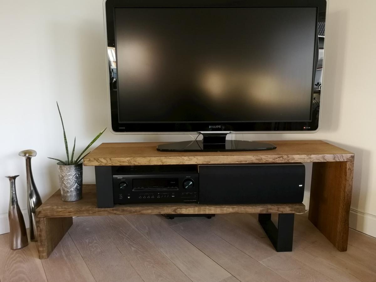 TV-bord i ek med ebenholtsolja och metallben